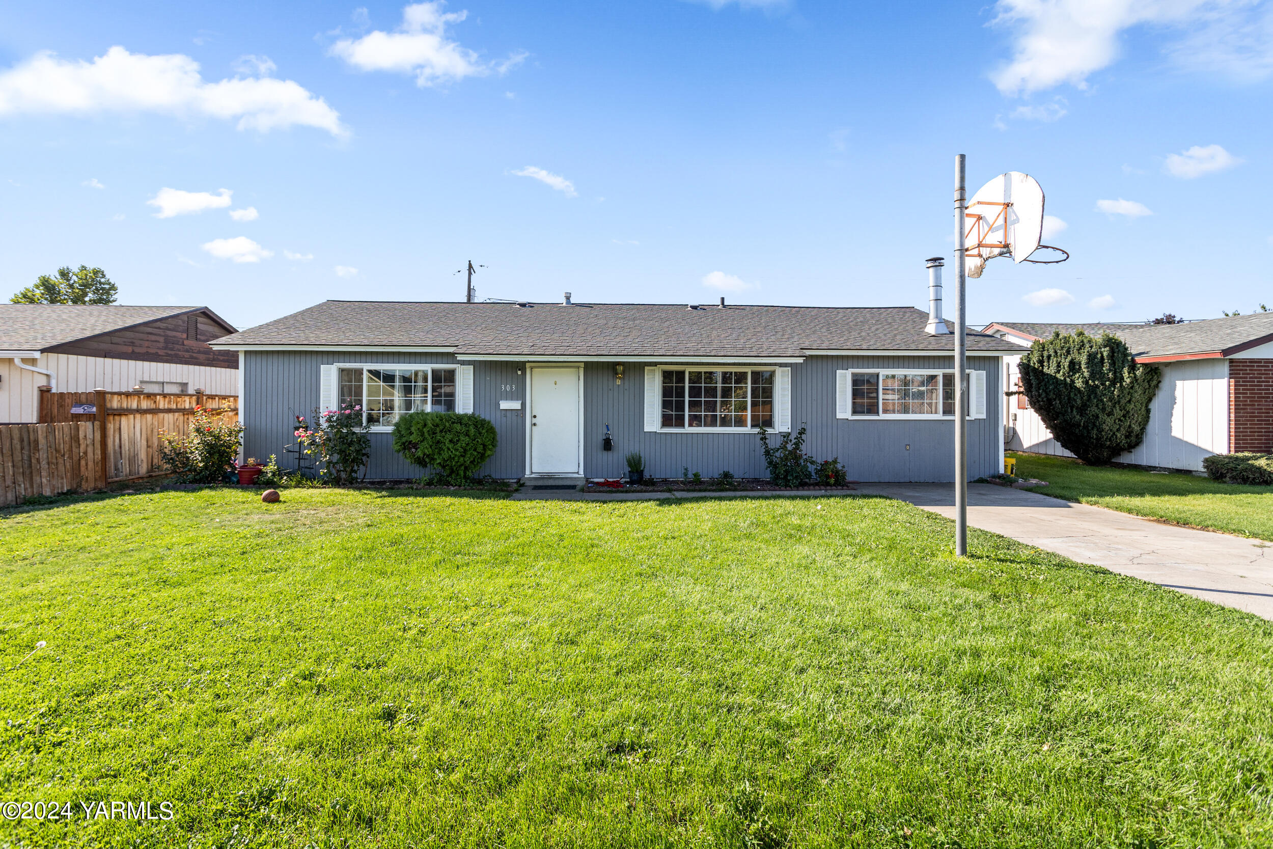 a view of a house with backyard and porch