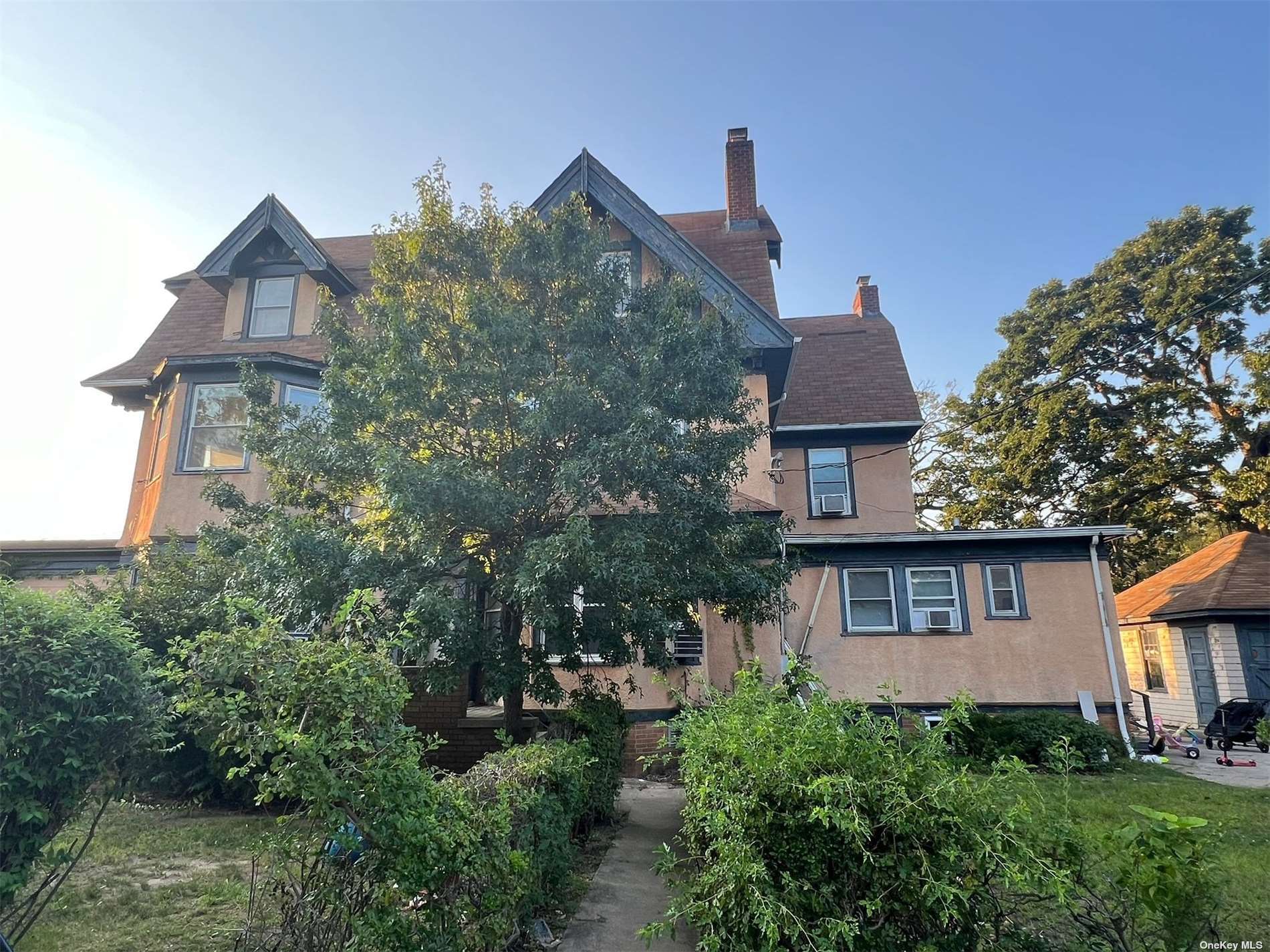 a view of a house with yard and plants