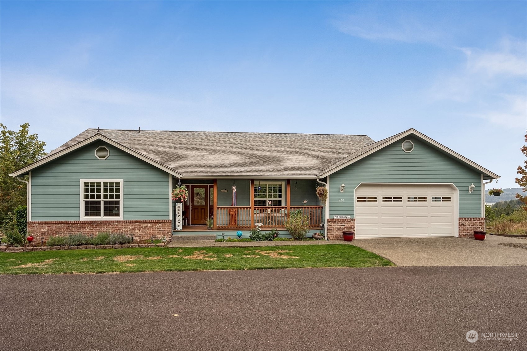 a view of front a house with a yard