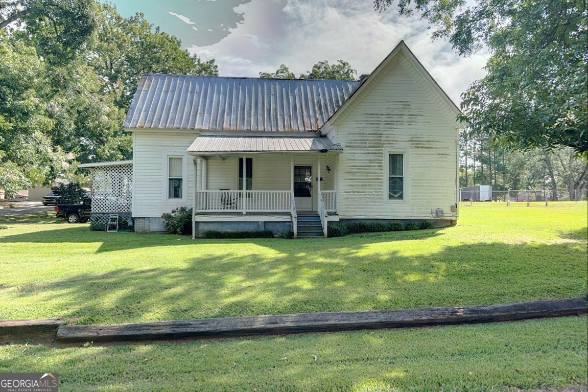 a view of a house with backyard