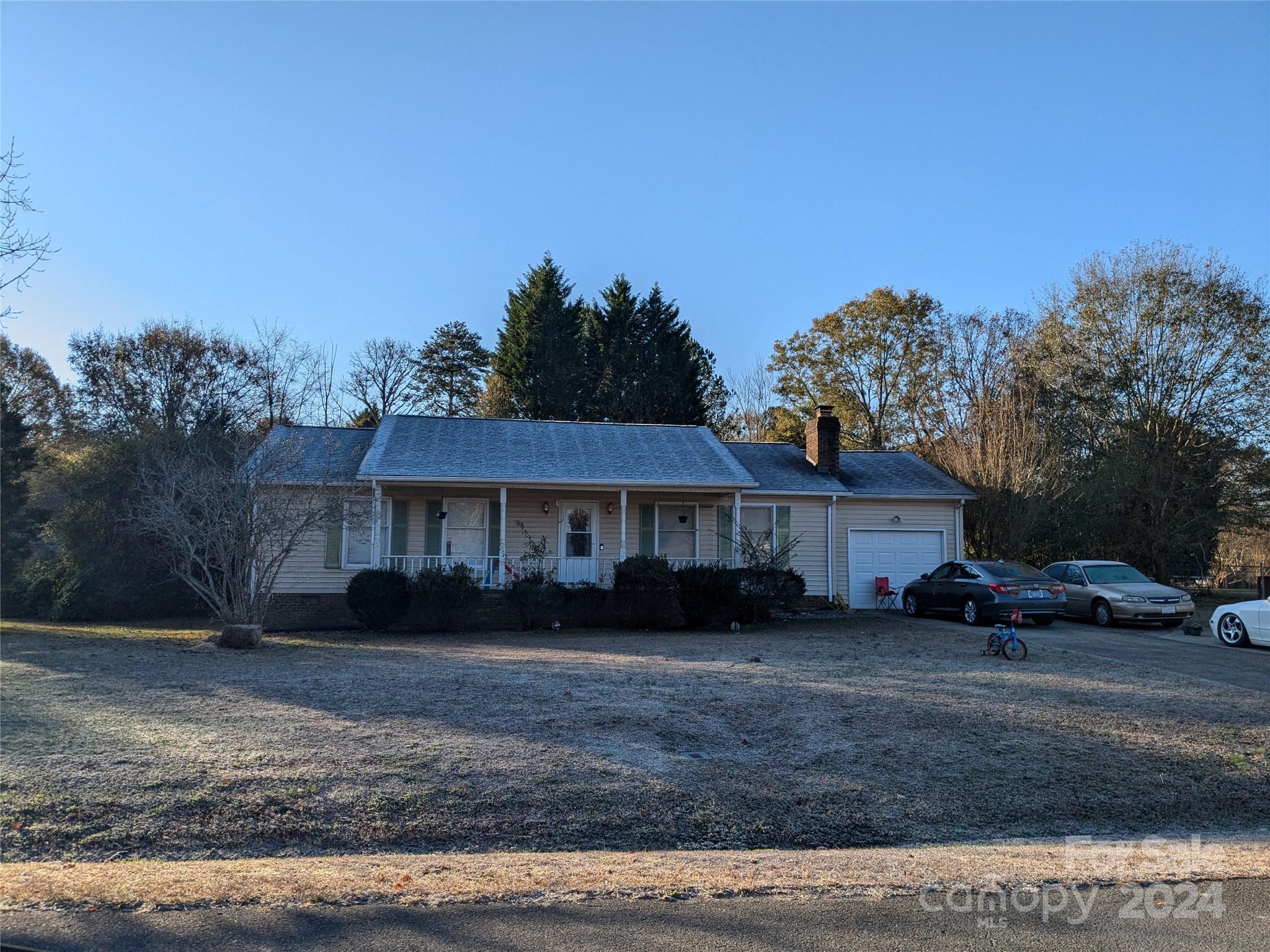 a view of a yard in front of a house