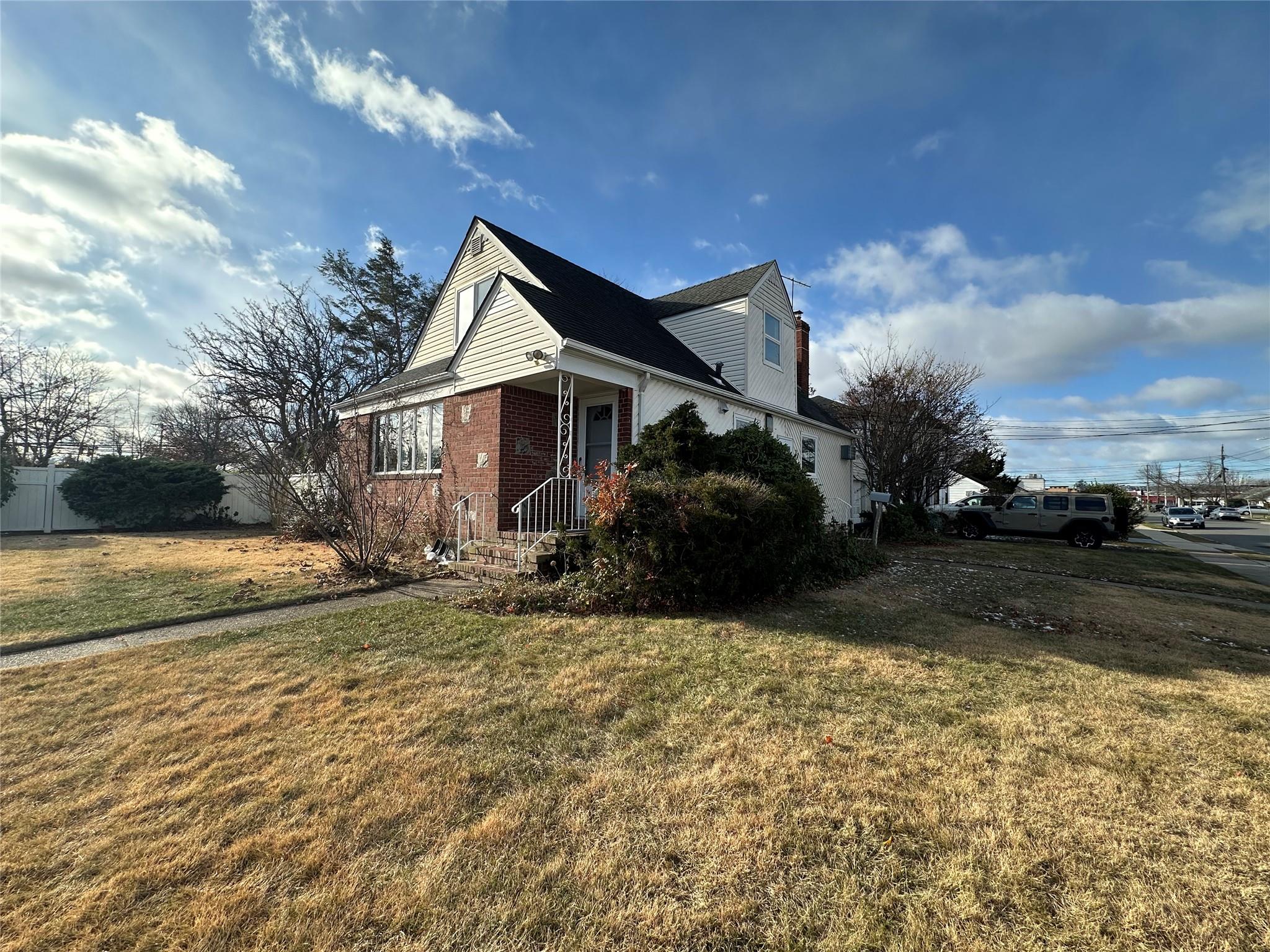 View of front of property featuring a front yard