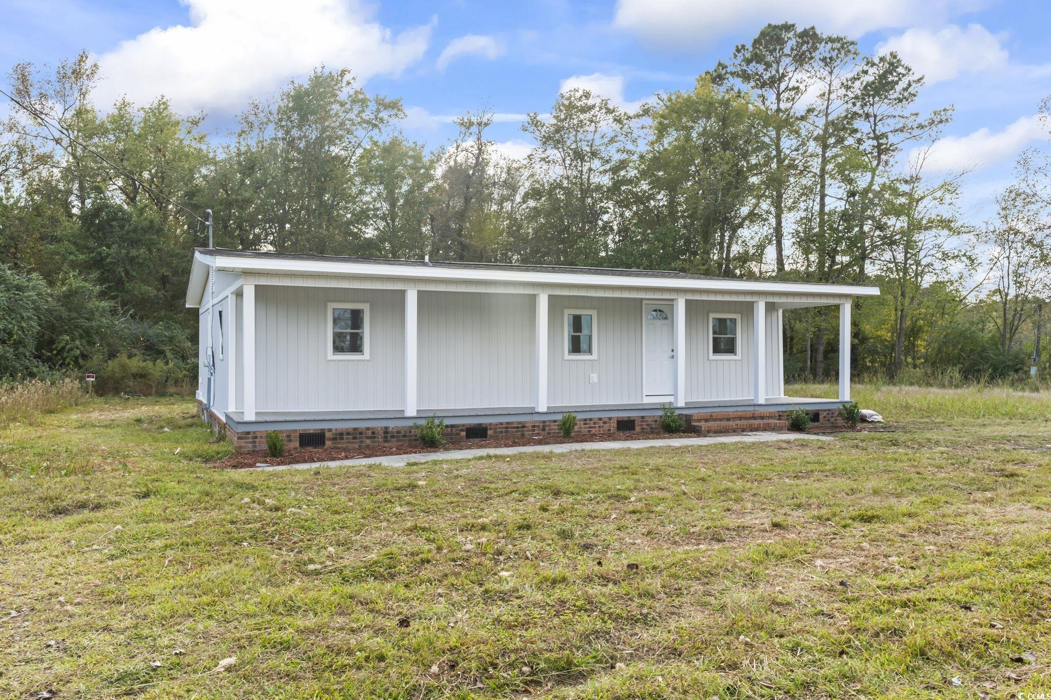 View of front facade featuring a front yard and a