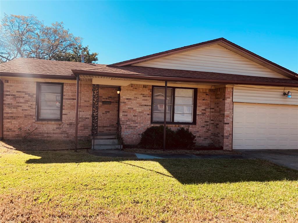 a front view of house with yard