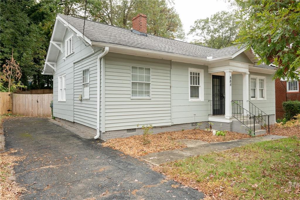 a view of a house with backyard