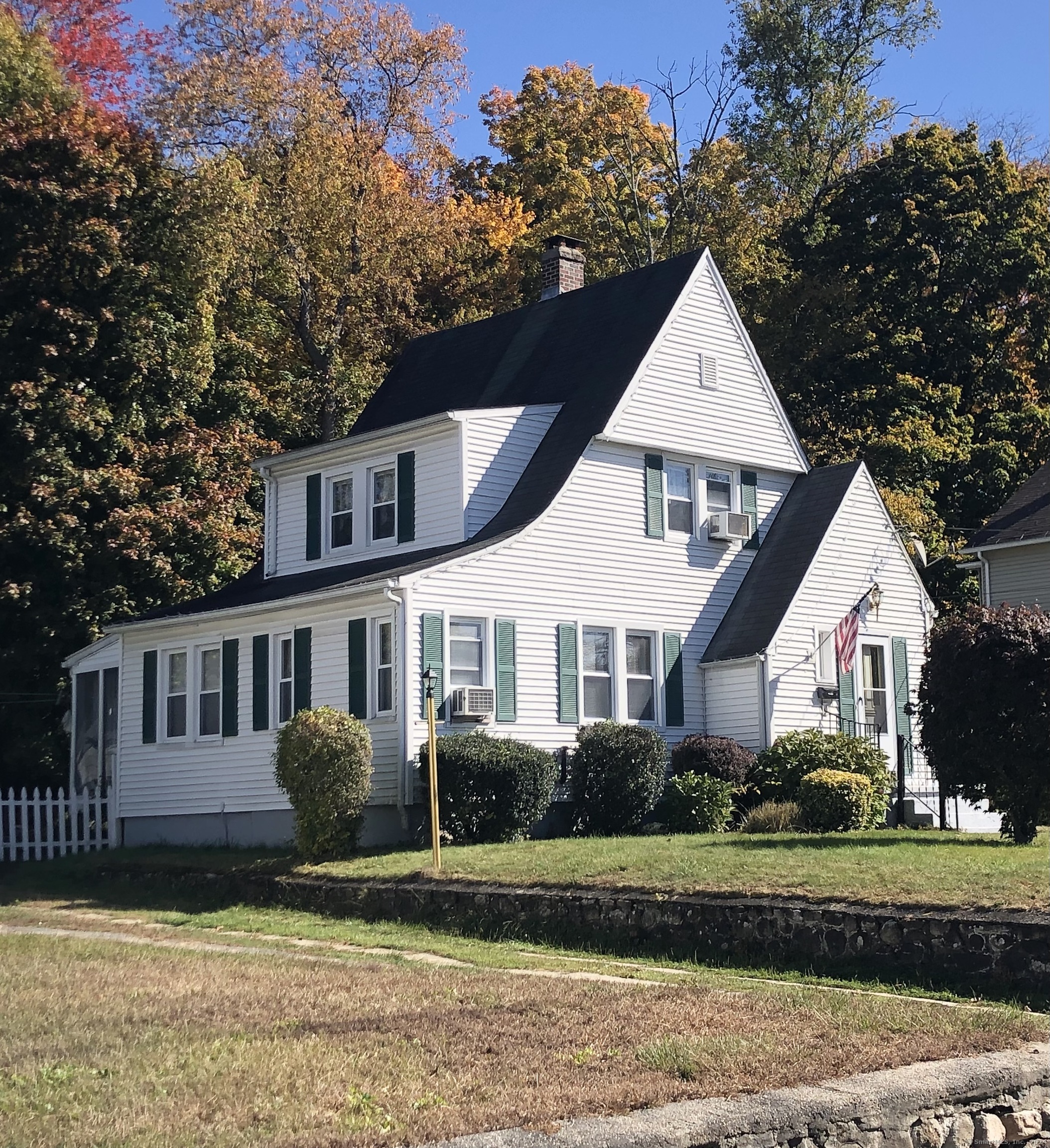 a view of a yard in front of house