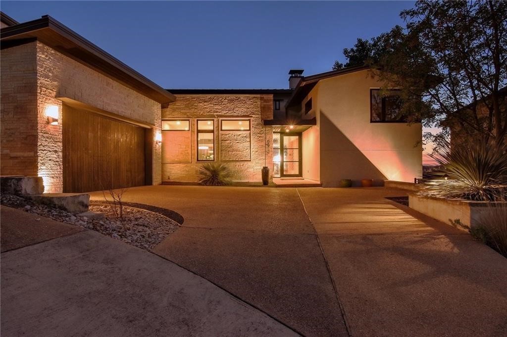 a view of a house with entertaining space