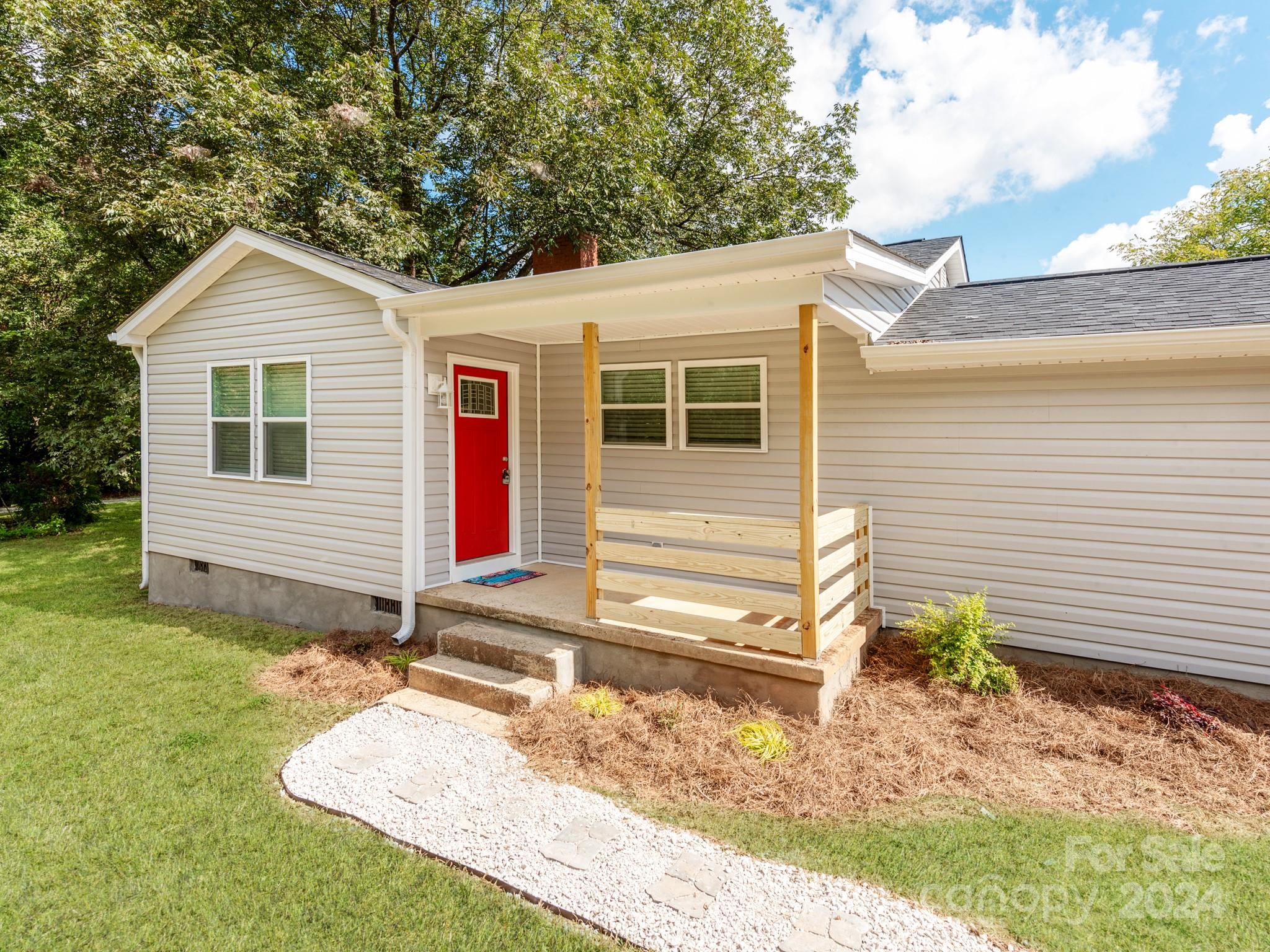 a view of a house with backyard