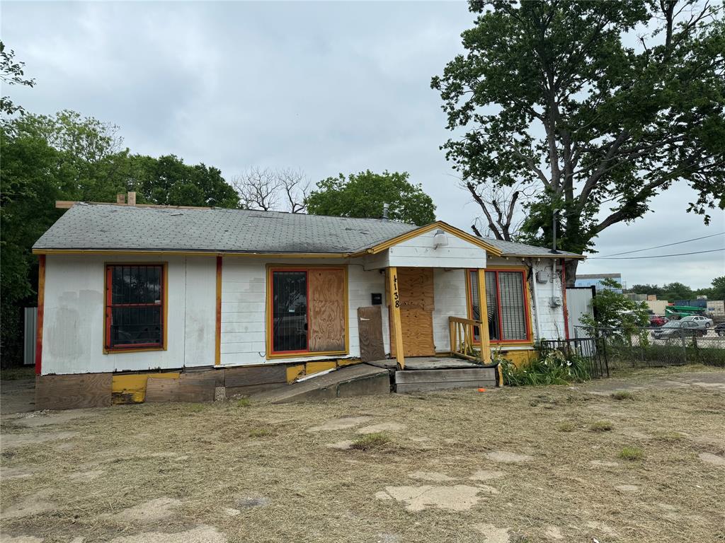 a view of a house with a backyard