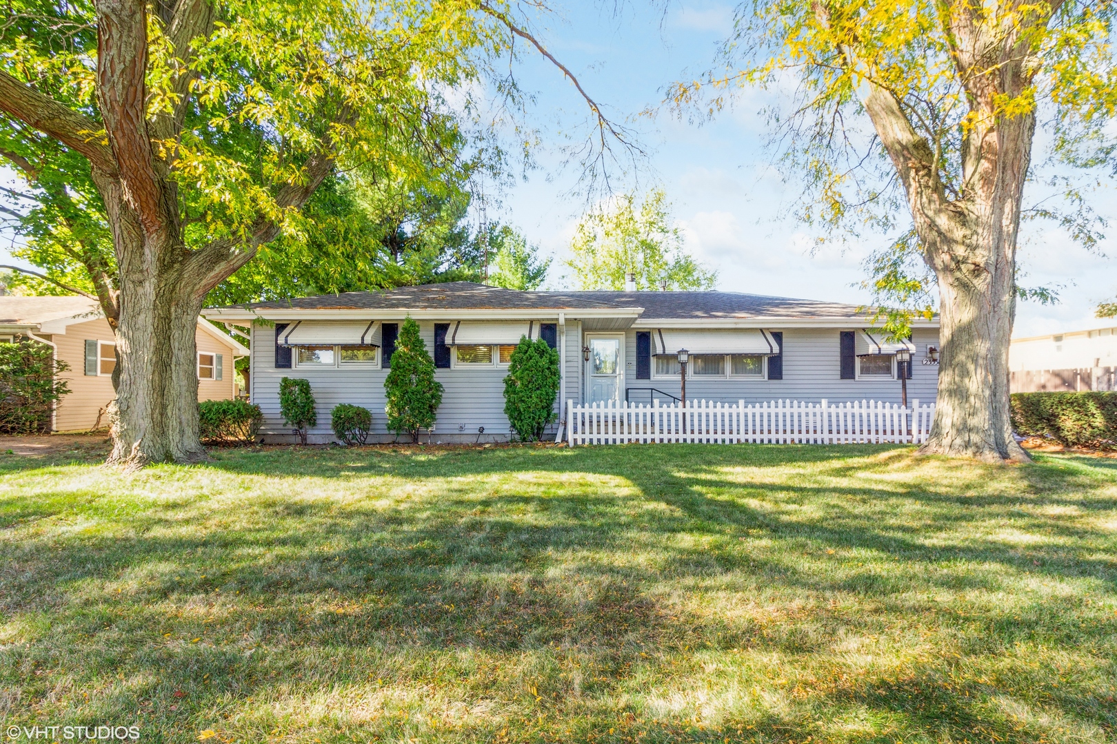 a view of a house with a yard