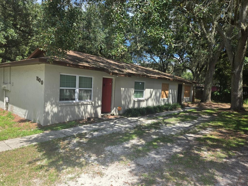 a view of a house with a yard