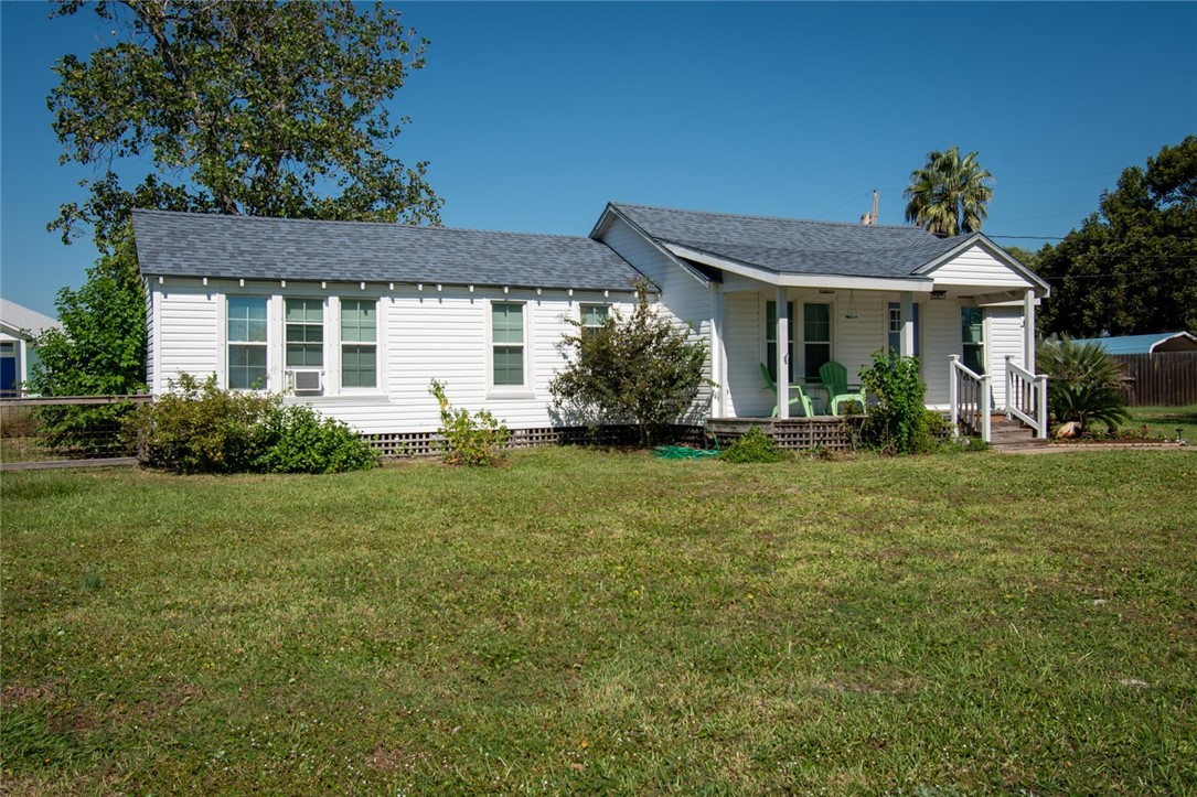 Cute cottage with fully fenced back yard.