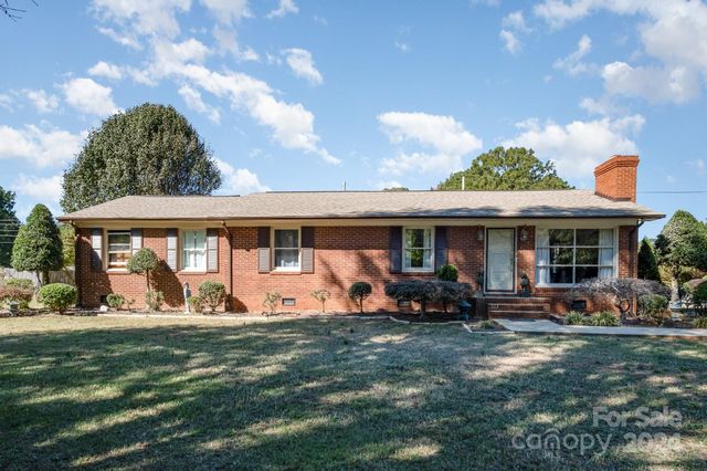 $385,000 | 316 West Sandy Ridge Road | Buford Township - Union County