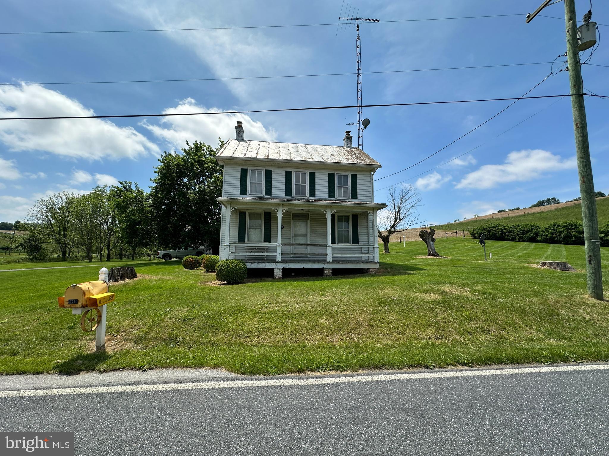 a view of a house with a backyard