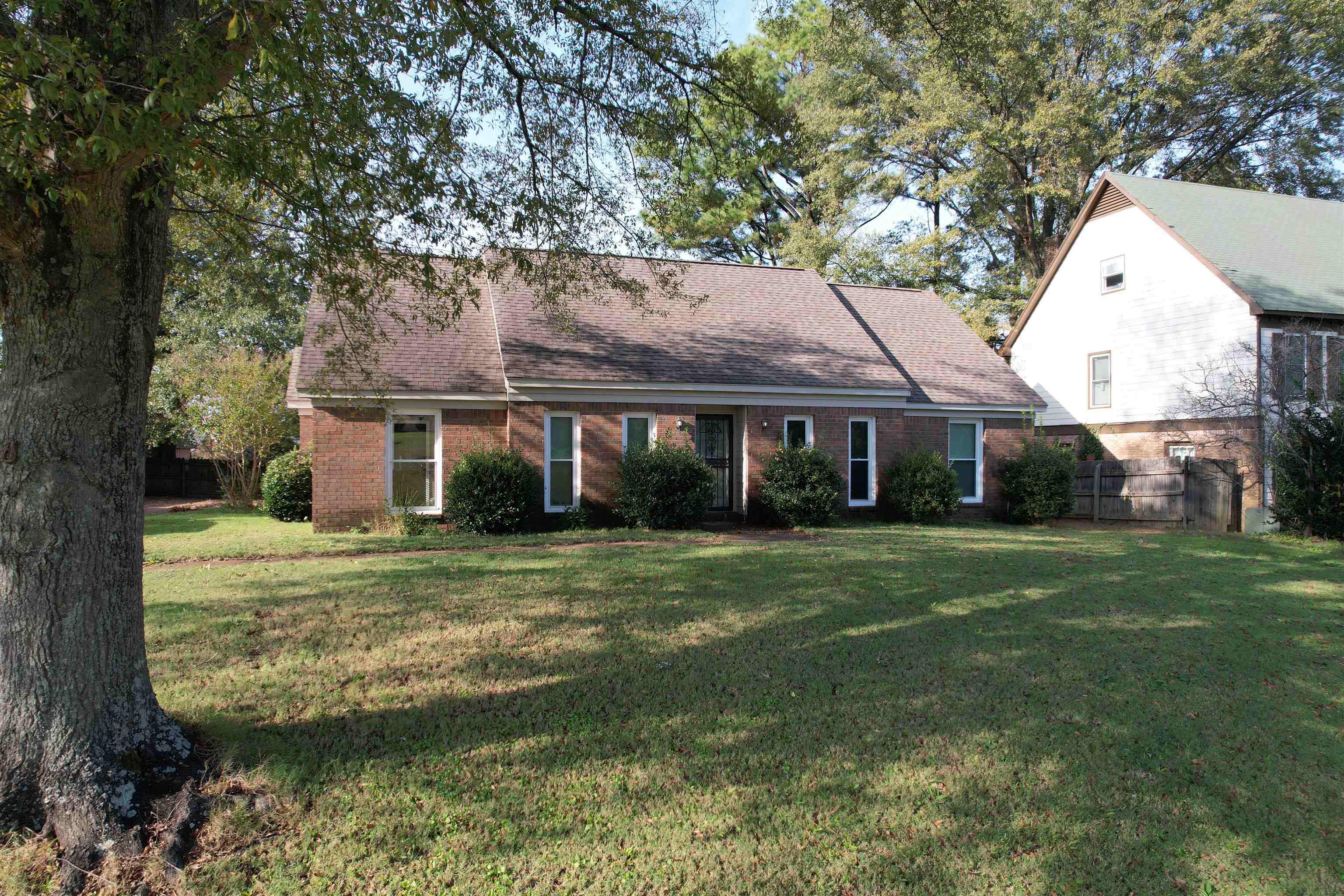 a view of a house with a yard