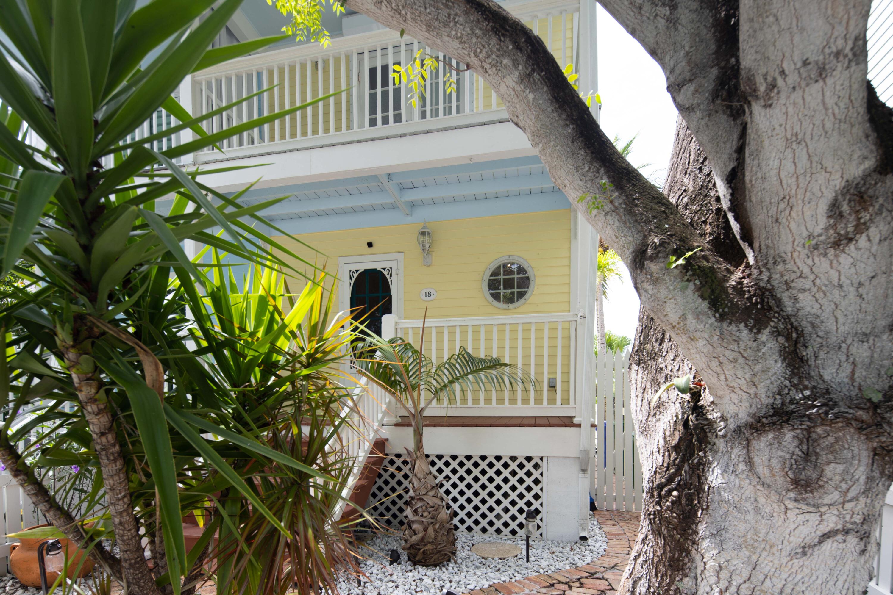 a view of entryway with a front door