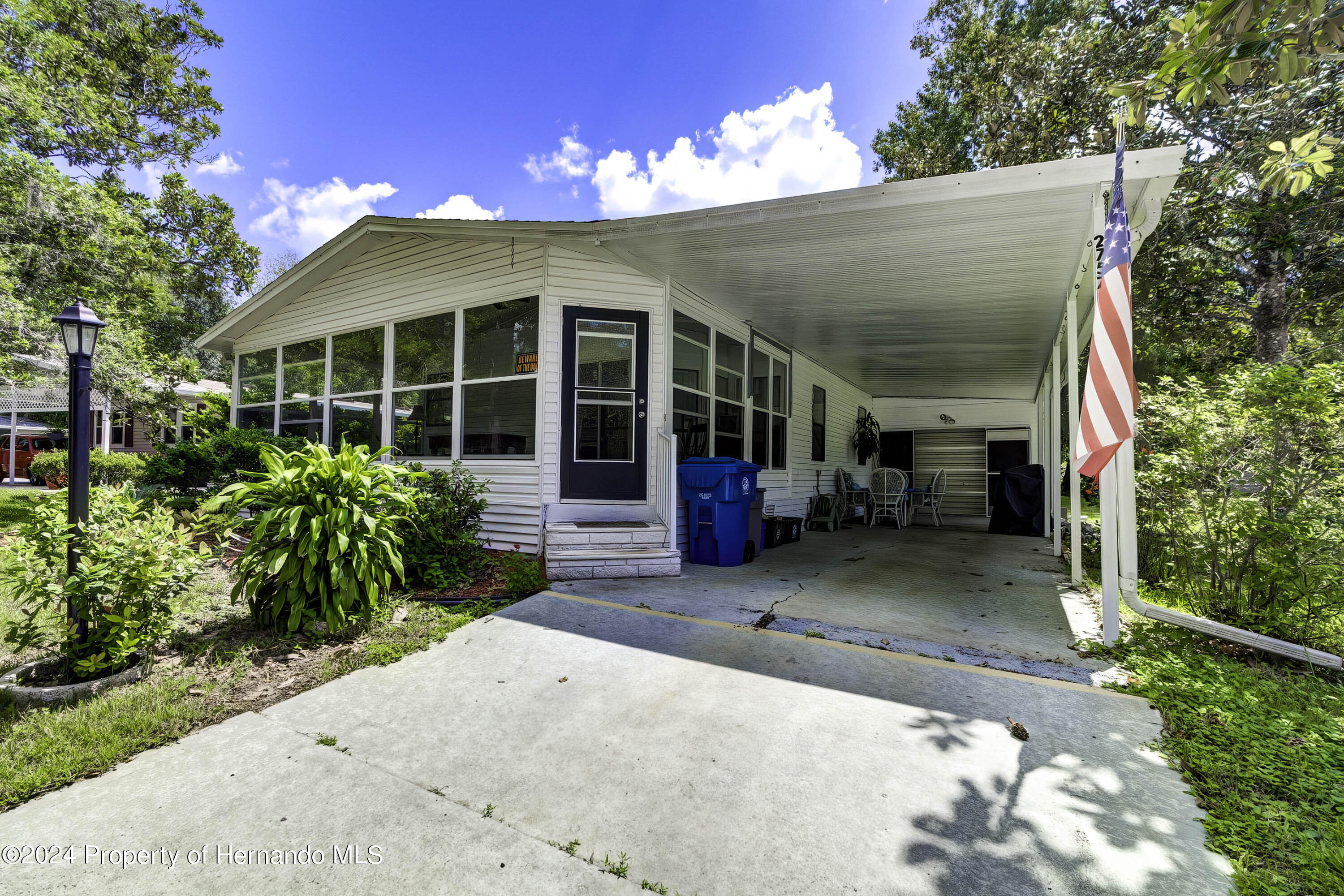 a view of a house with backyard