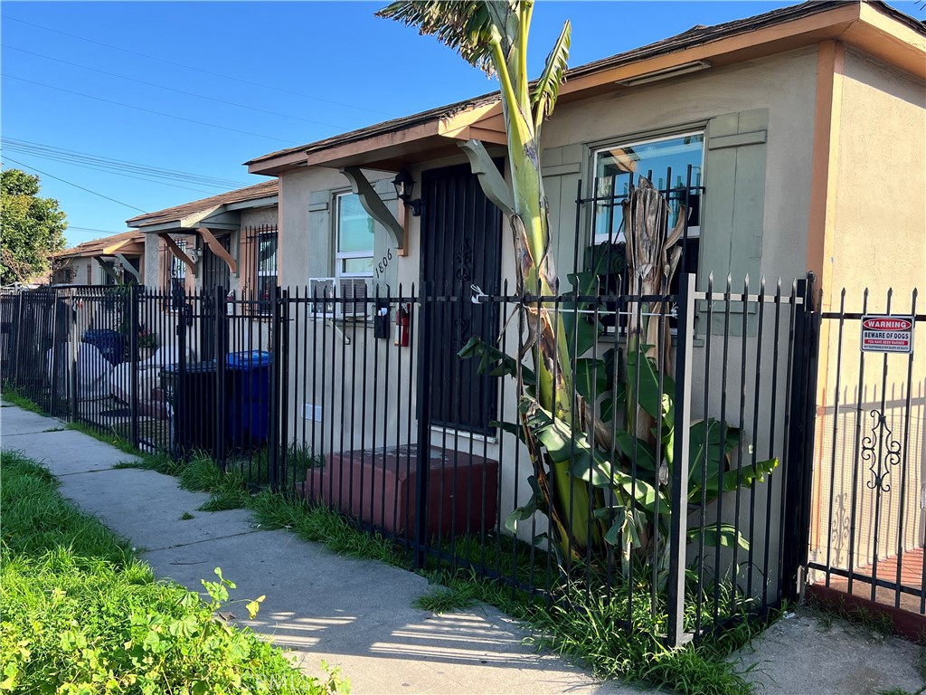 a view of a house with a small yard and plants