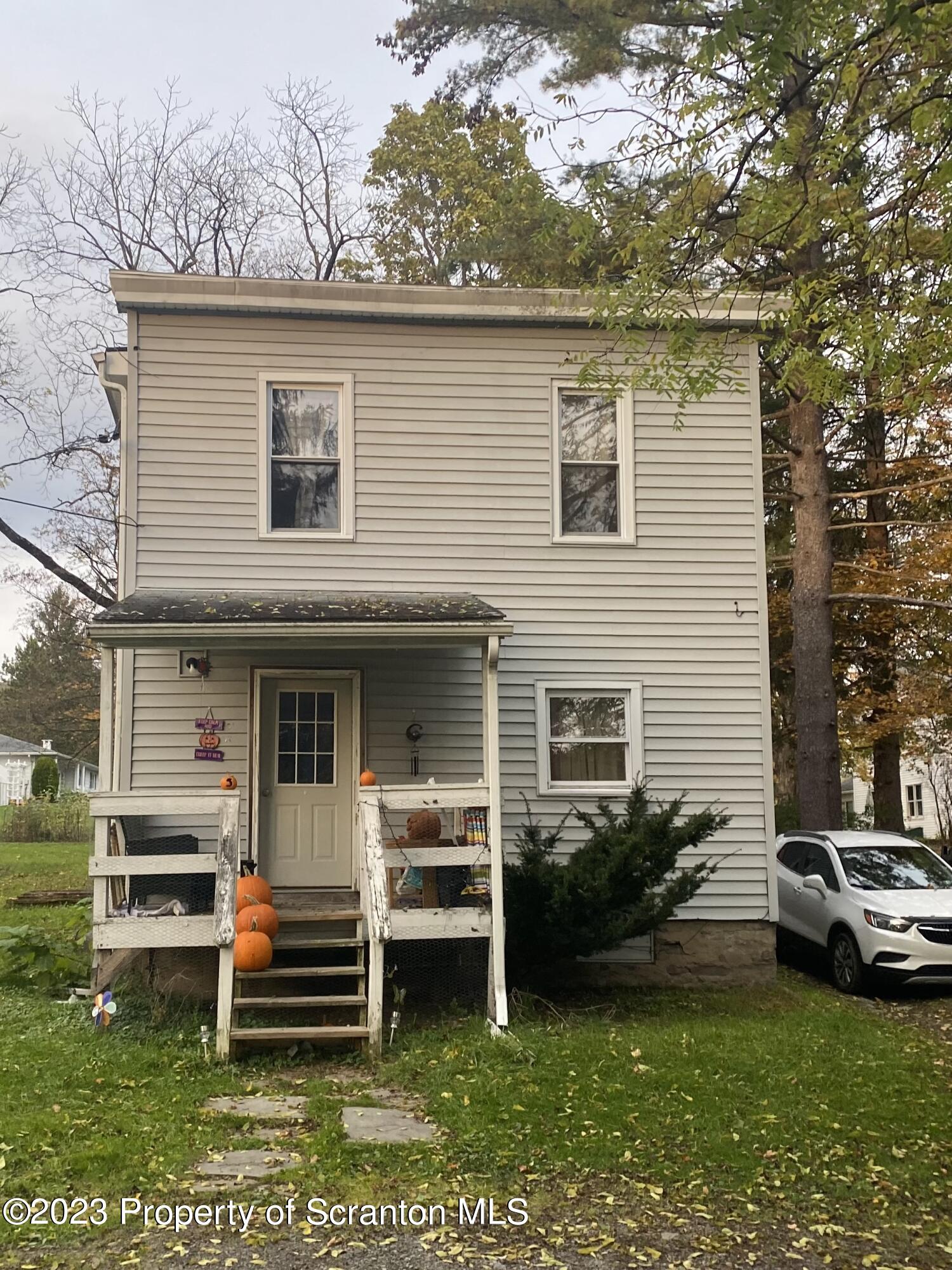 a view of a house with a backyard