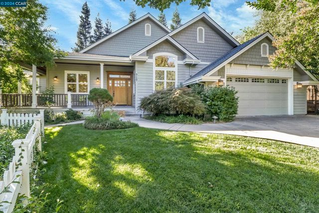 $2,895,000 | 919 Hawthorne Drive | Trail