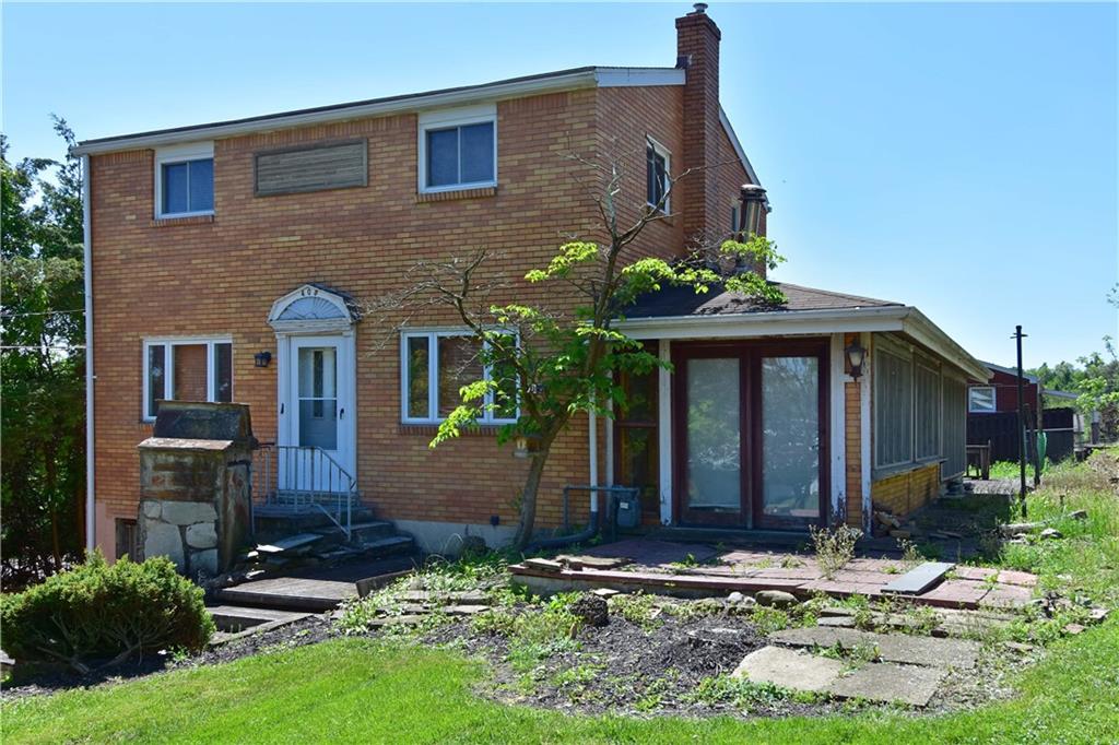 a front view of house with yard