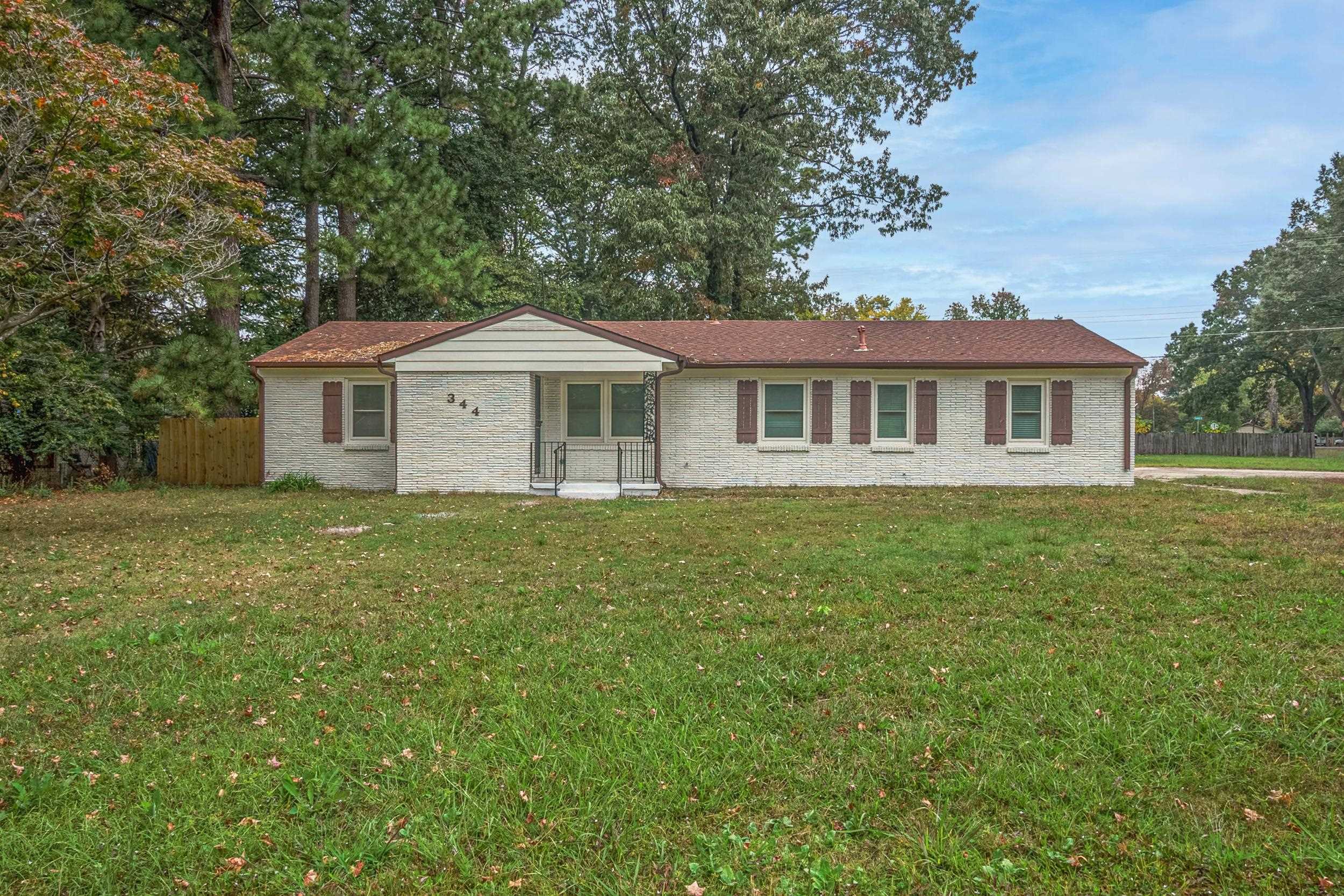 Ranch-style house with a front lawn