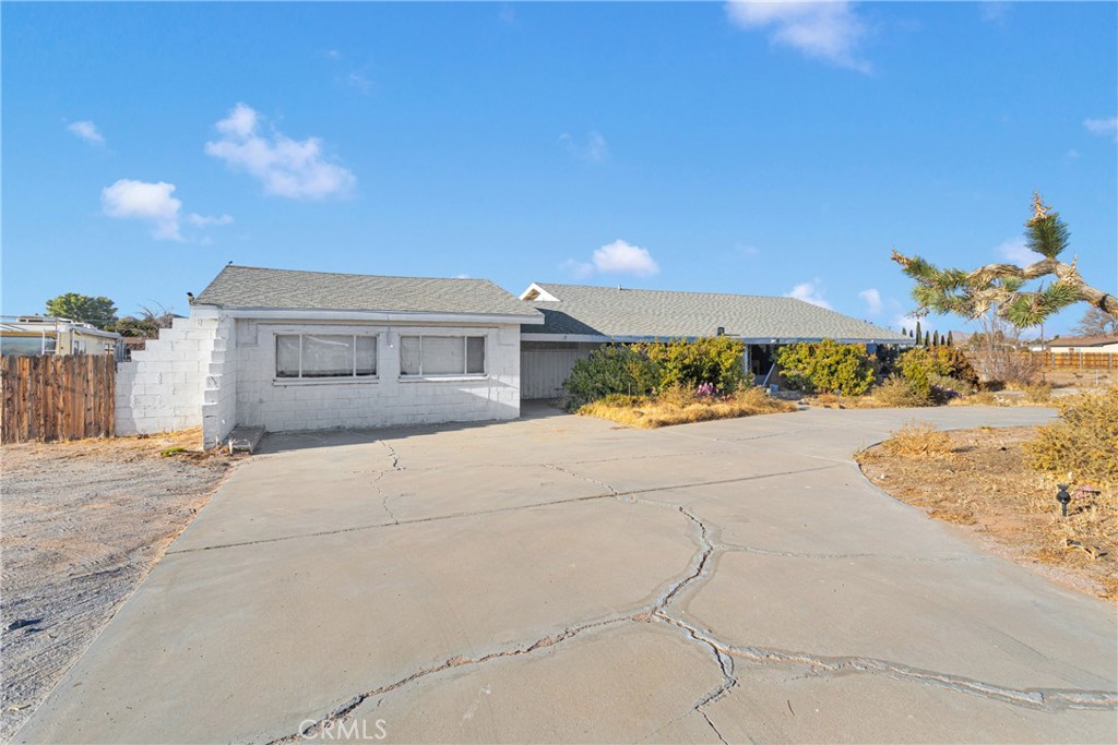 a view of a house with a yard and street