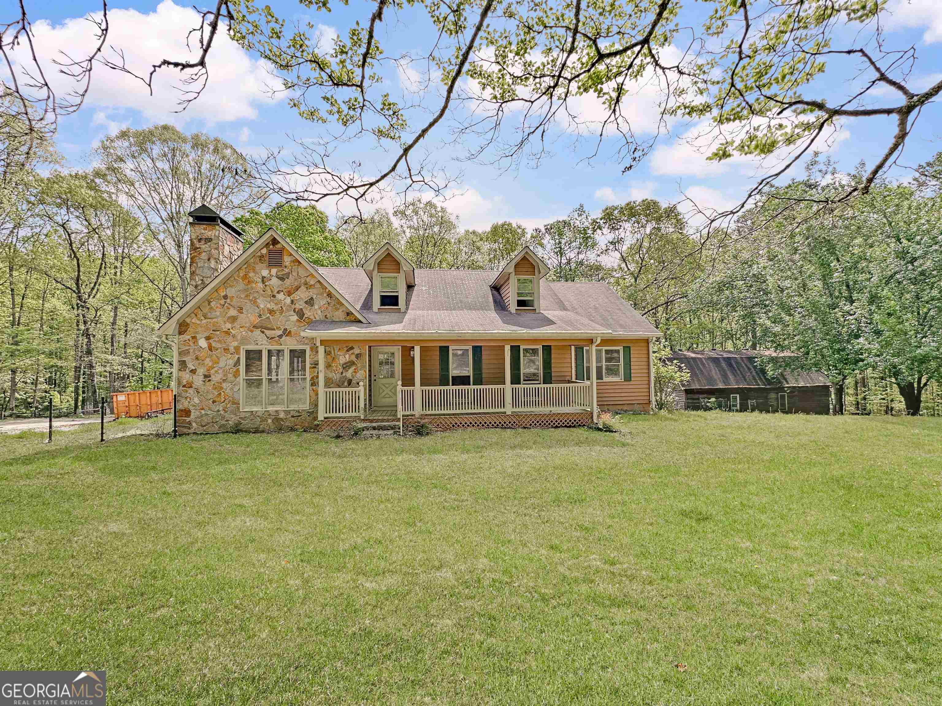 a view of a house with a yard