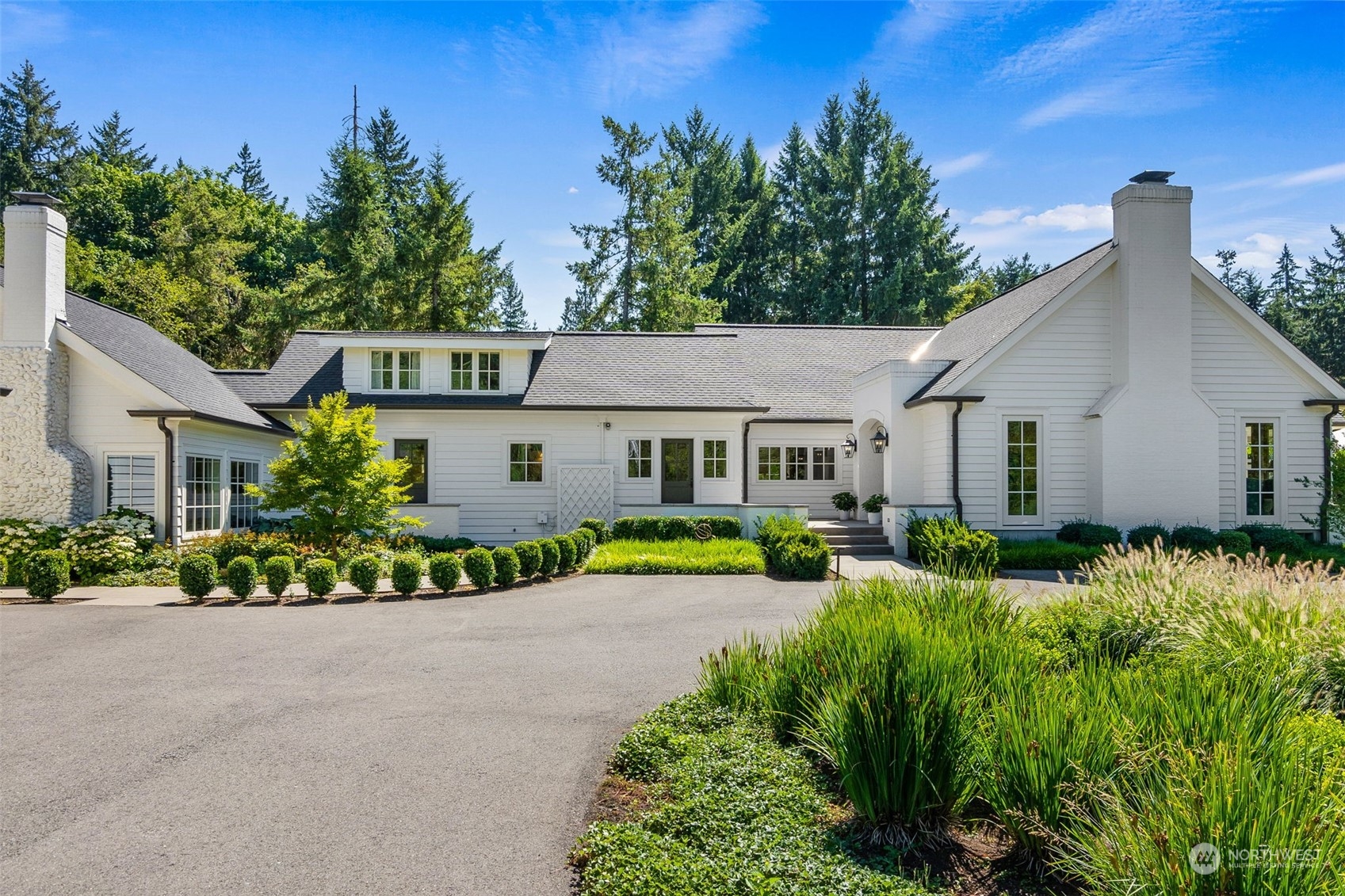 a view of a house with backyard and garden