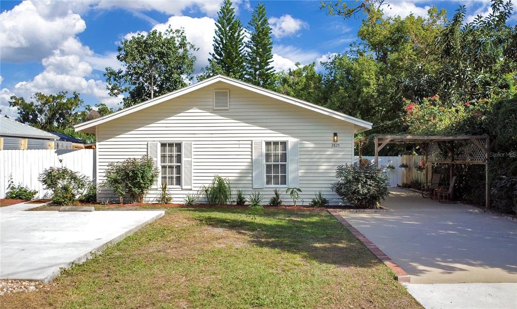 a view of a house with backyard and garden