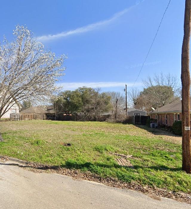 a view of a backyard