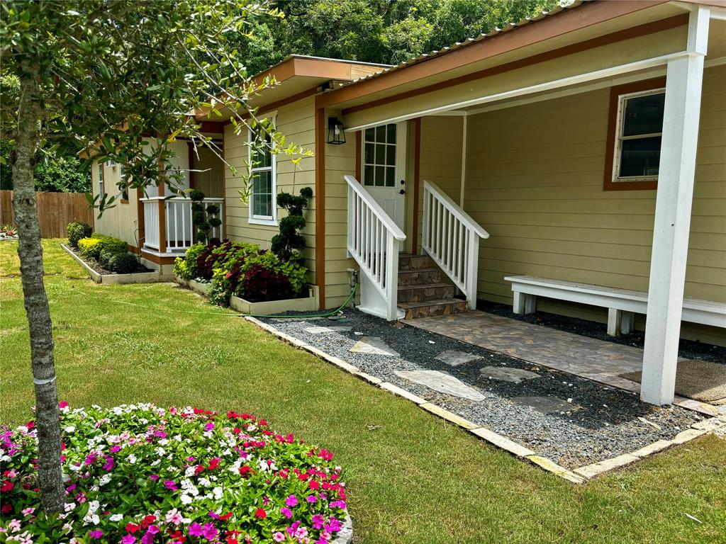 a view of a house with backyard and garden