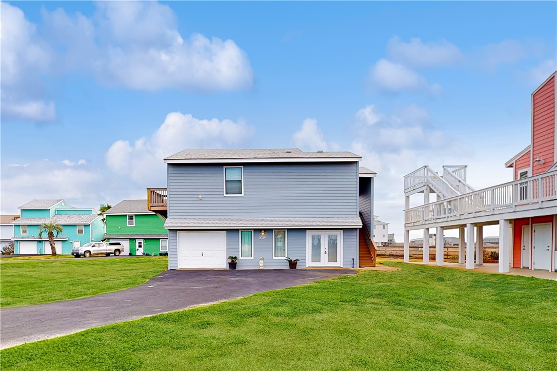 a view of house with a big yard