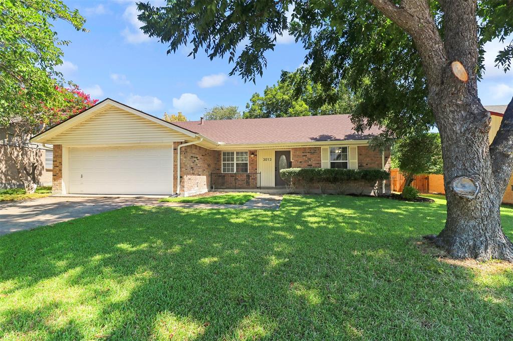 a view of an house with backyard space and garden