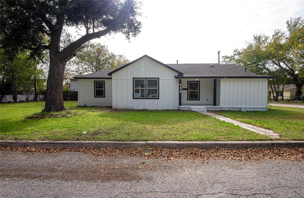 a view of a house with a backyard