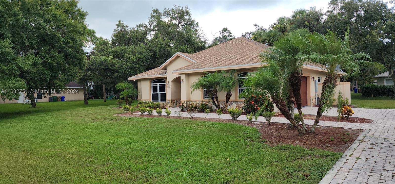 a view of a house with backyard and porch