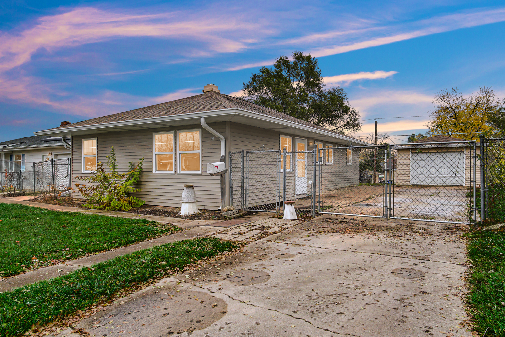 a view of a house with a yard