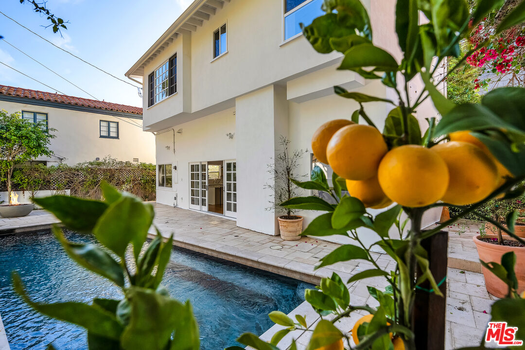 a view of entryway with garden