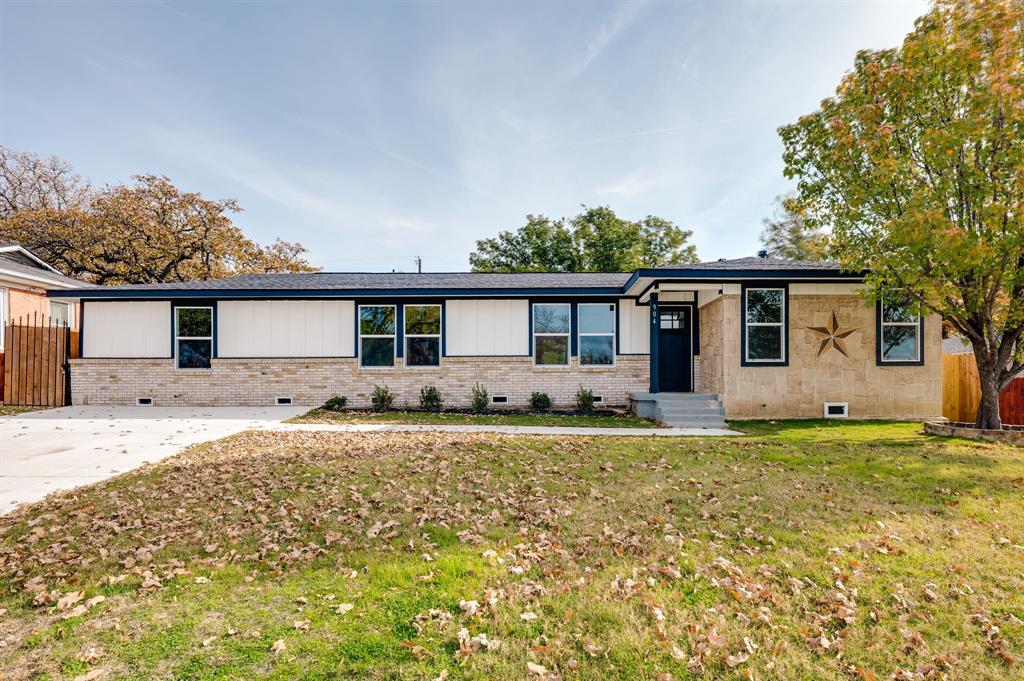 View of front facade with a front lawn