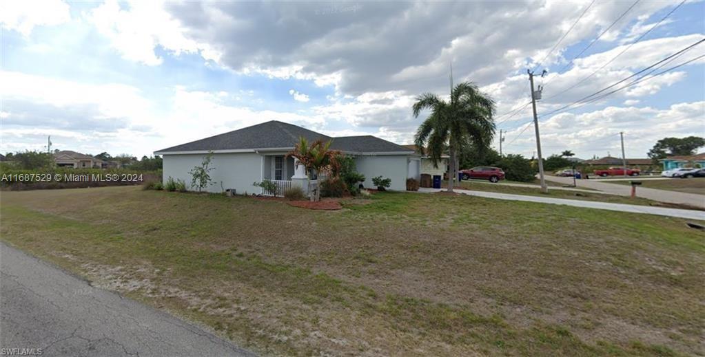 a view of a house with a yard