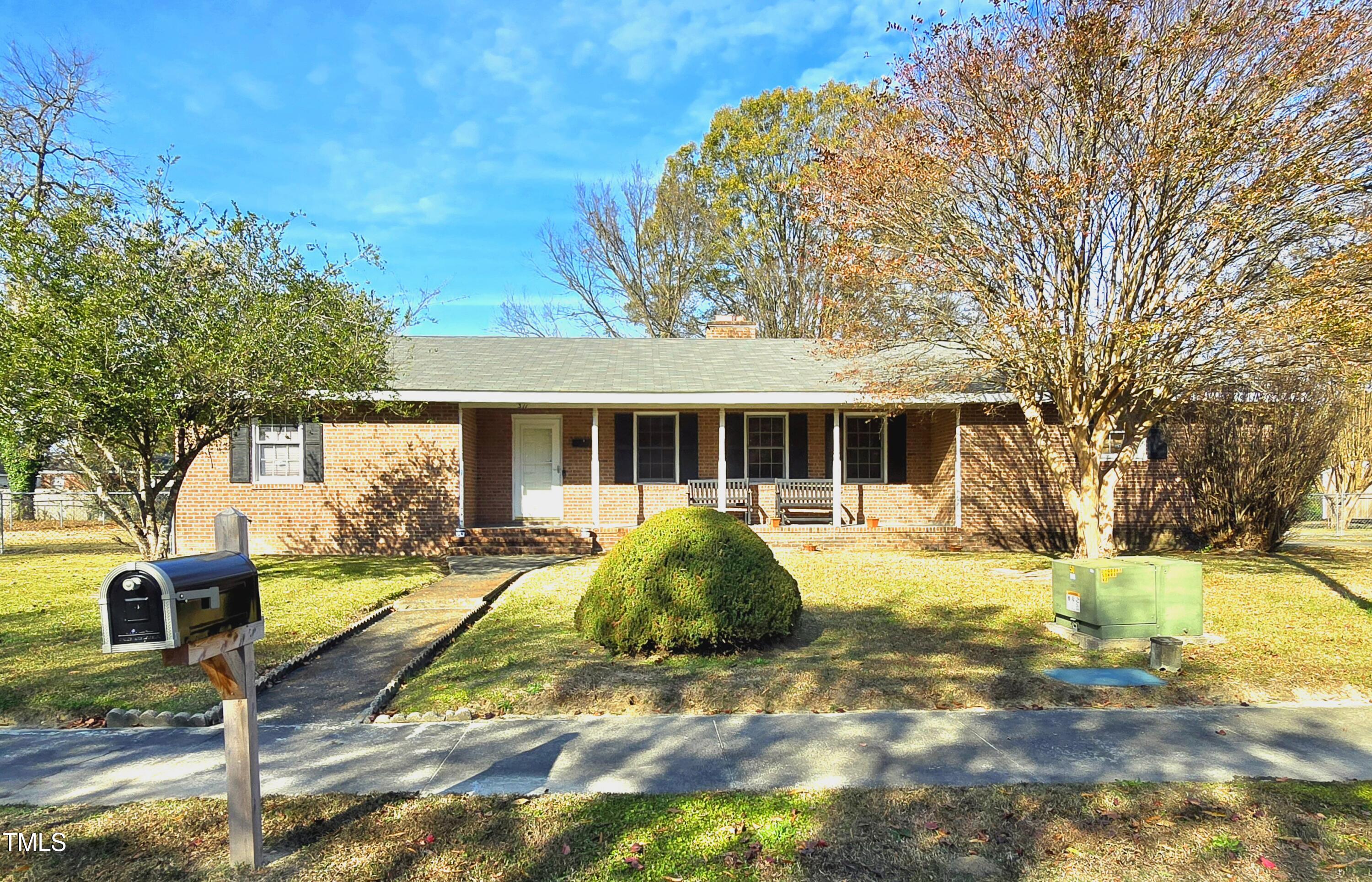 a view of a house with backyard