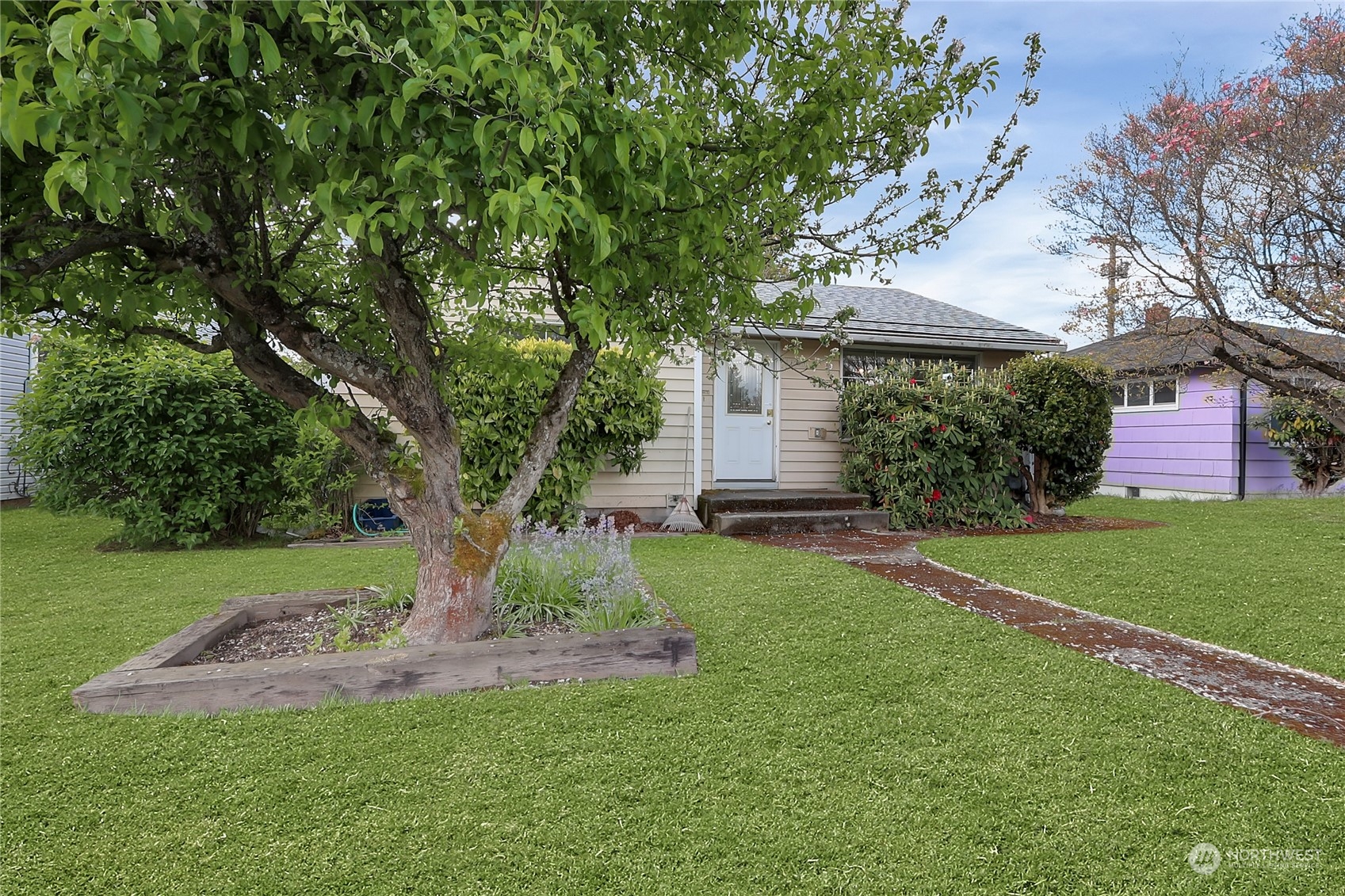 a view of a house with a yard