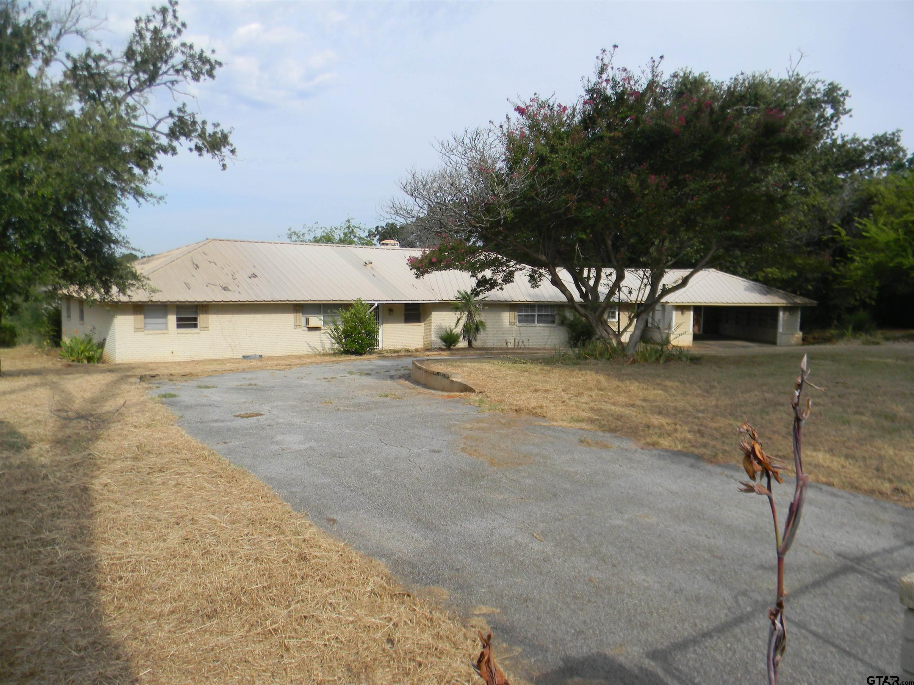 a view of a outdoor space with a house