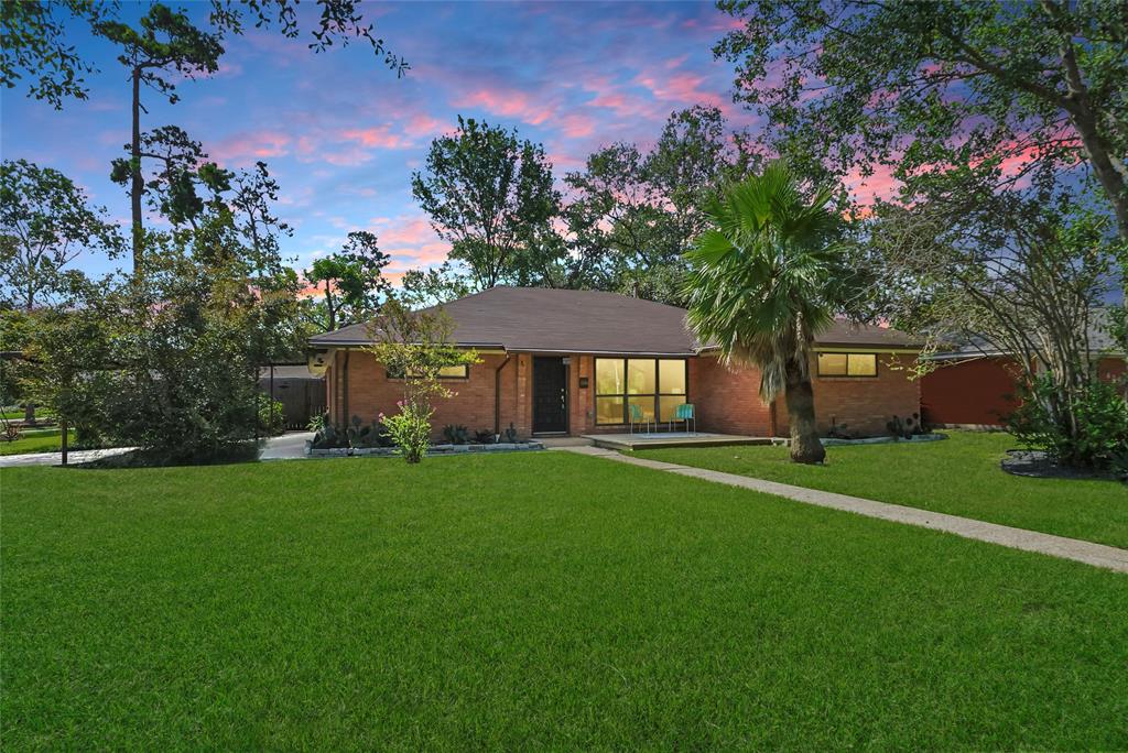 a view of a house with a backyard