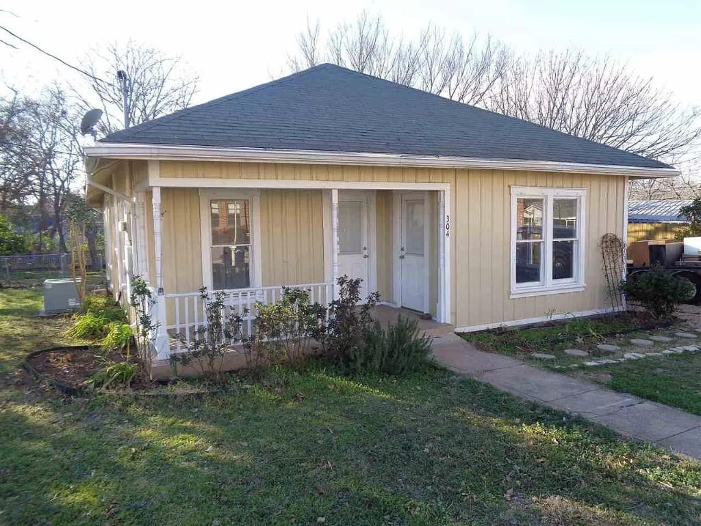 a view of a house with garden and yard