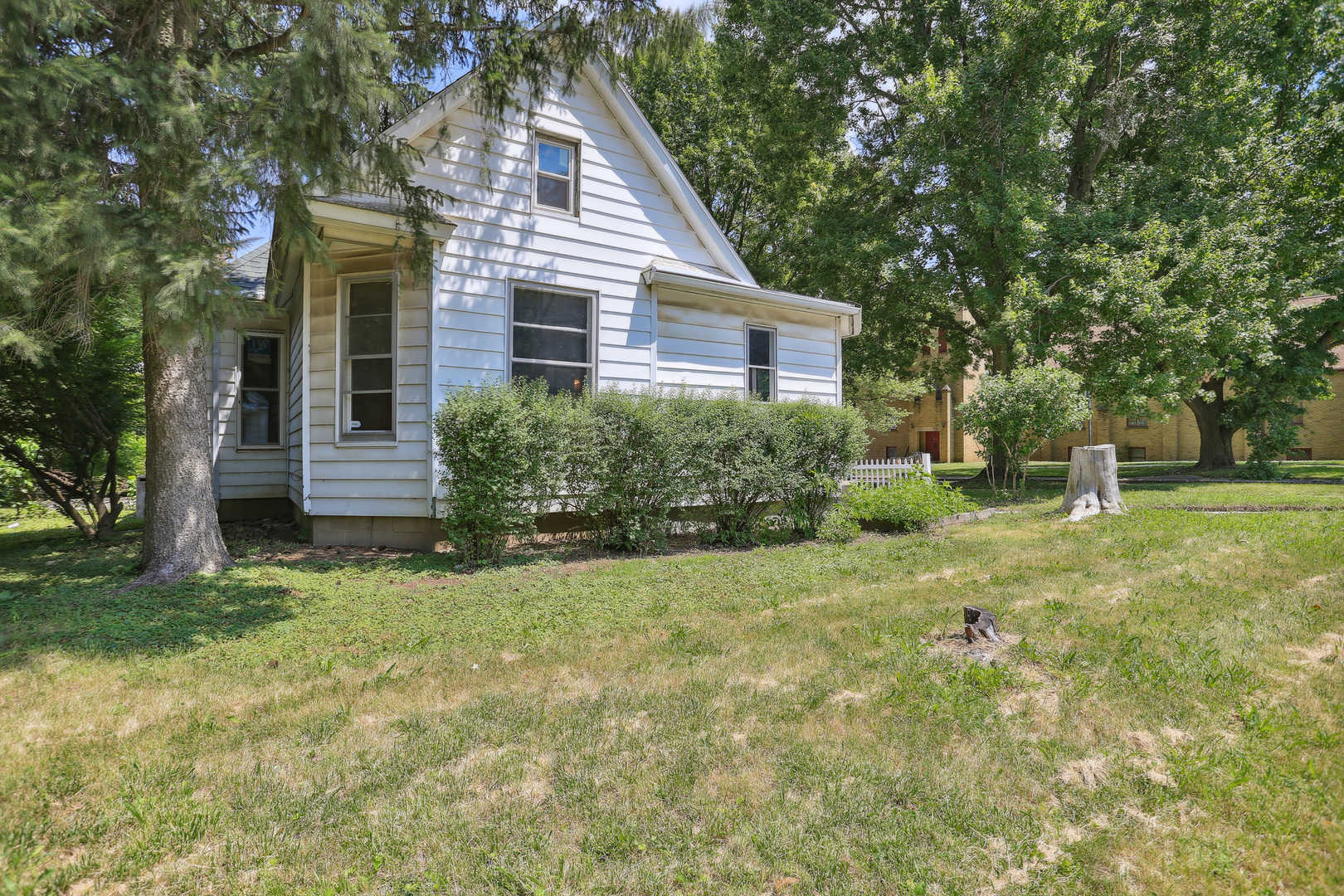 a view of a house with backyard and garden