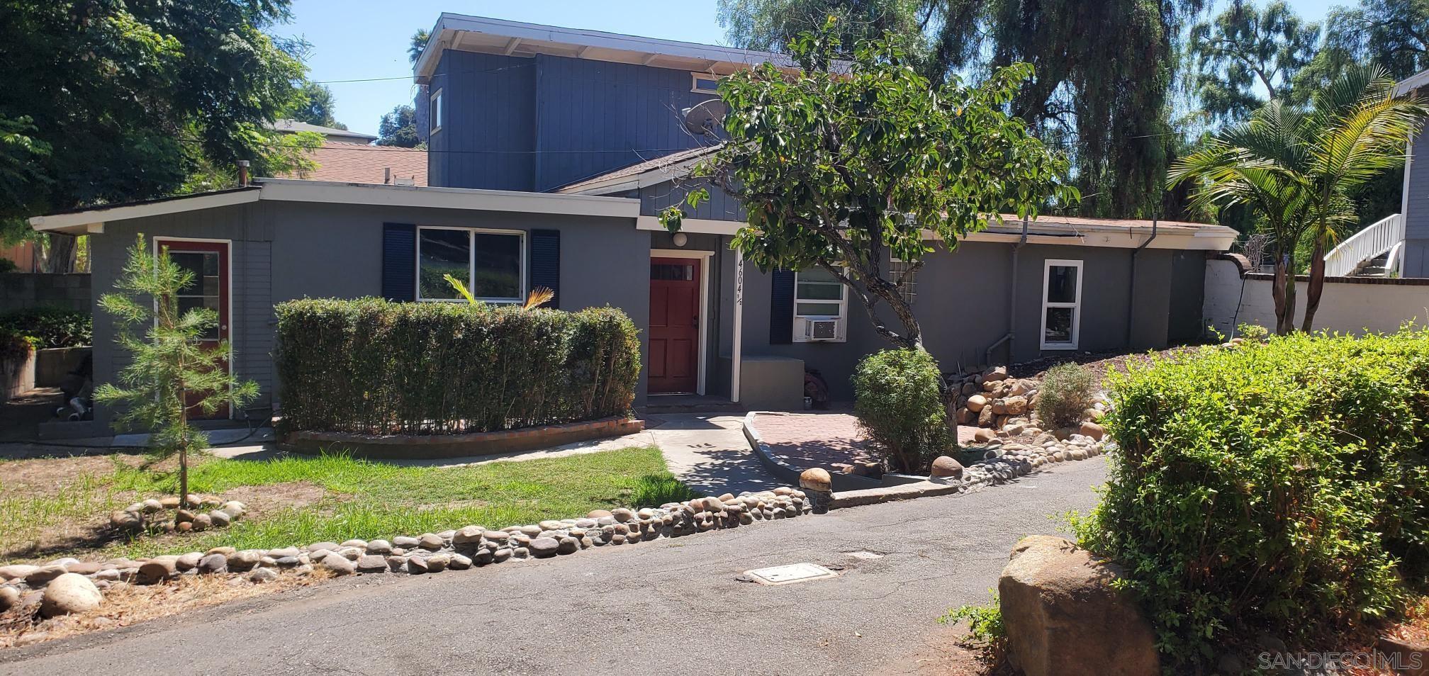 a view of a house with backyard and garden