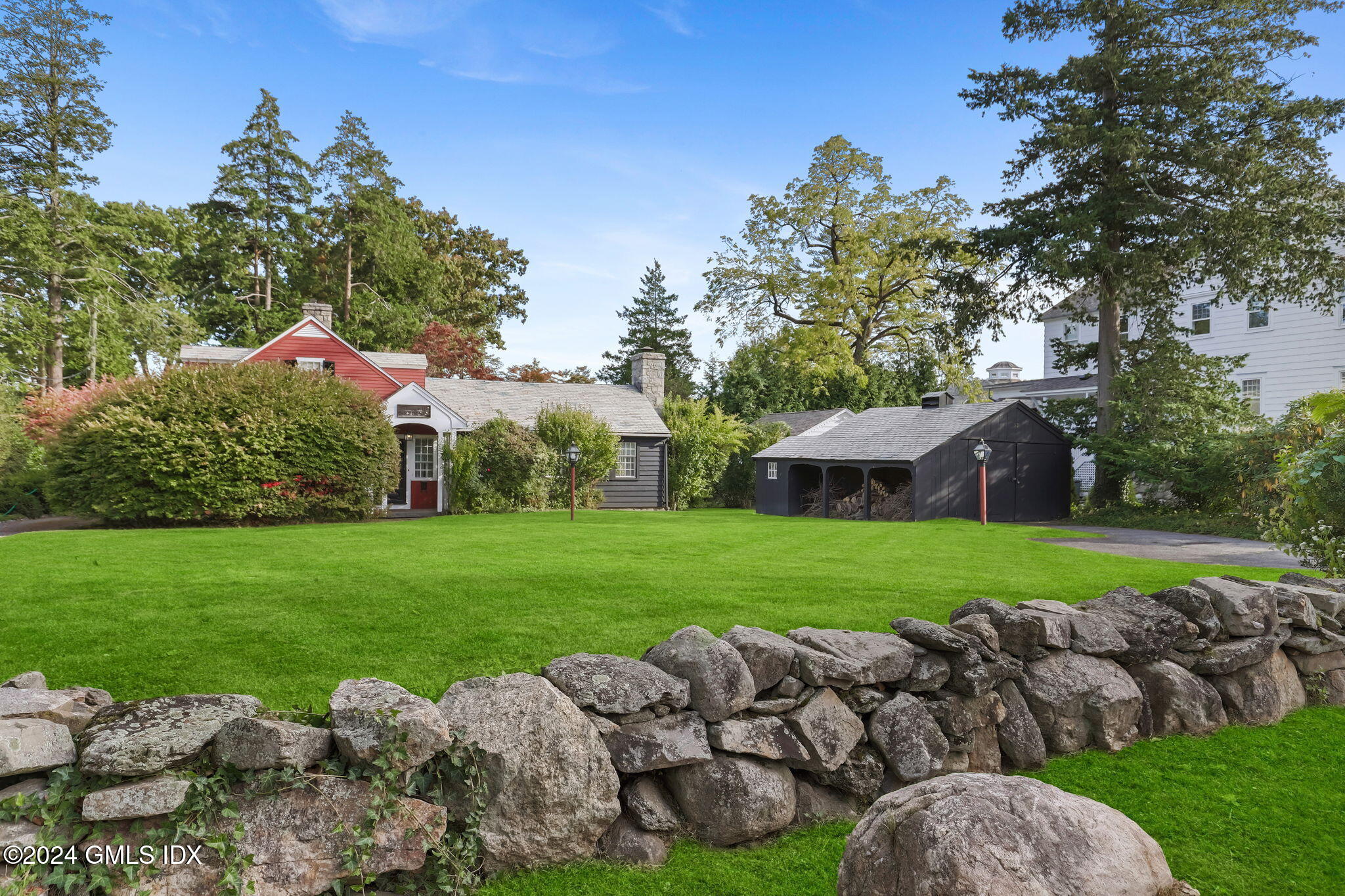 a view of a house with a backyard