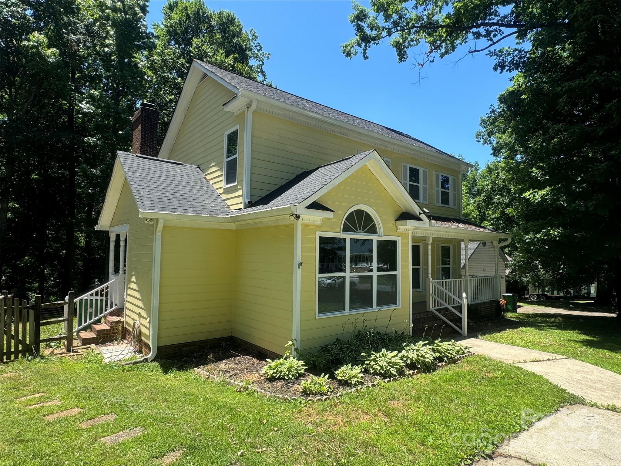 a view of a house with a yard