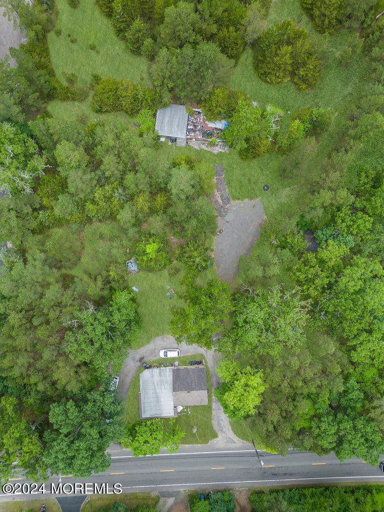 a view of a back yard